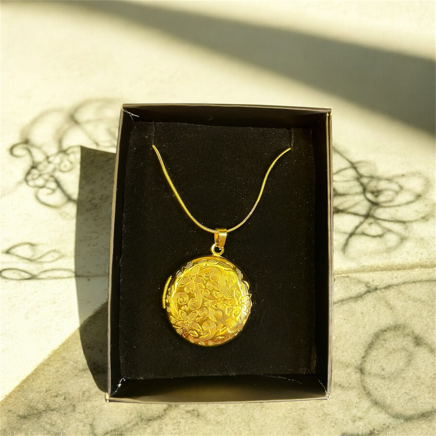 Yuvarlak Desenli Madalyon Kolye