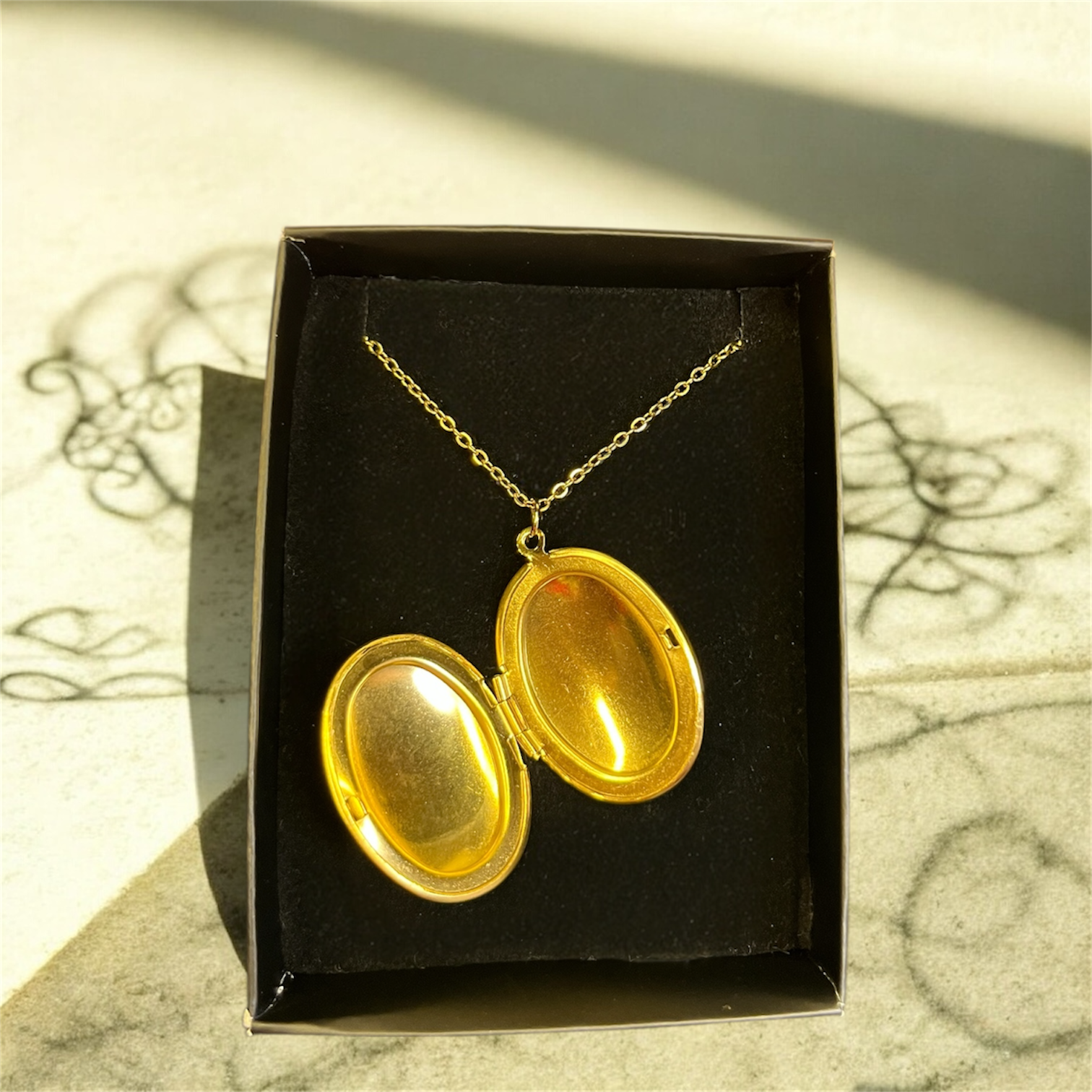 Oval Desenli Madalyon Kolye